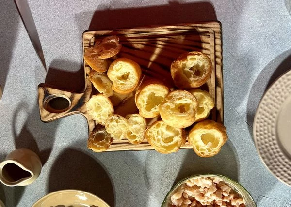 У профитролей снять крышечку.