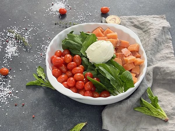 На шпинат выложить творожный сыр.