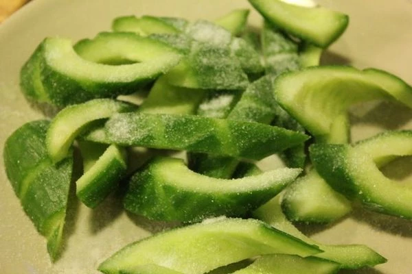 Смешать мирин, уксус рисовый, теплую воду, перец чили. Положить в маринад огурцы. Мариновать 8-9 часов.