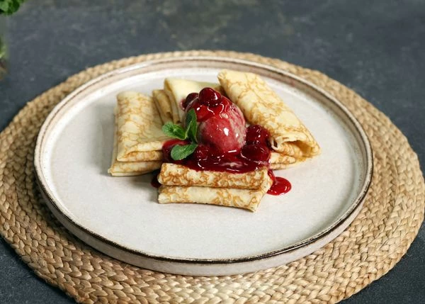  Вишня и шоколадное мороженое.
Сочетание горячих блинчиков с вишневым вареньем и шарика шоколадного мороженого растопит сердце даже опытного сладкоежки.
На прогретые блины выложить шарик мороженого, полить горячим вишневым соусом или вареньем. Оформить мятой.
