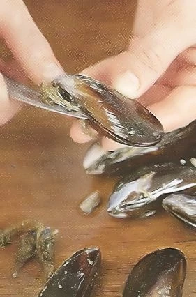 Очистите мидии от «бороды», тщательно промойте. Шафран замочите в коньяке на 20 мин.