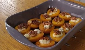 Абрикосы с сыром Дорблю и орехами