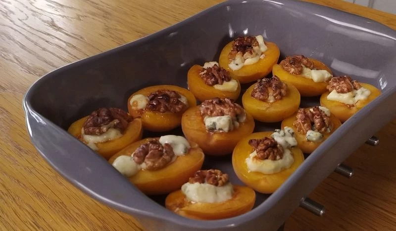 Абрикосы с сыром Дорблю и орехами