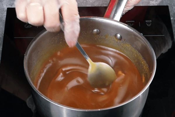 !!! Будьте осторожны: при вливании сливок карамель резко поднимается вверх. Надо очень быстро все перемешать до однородного состояния.