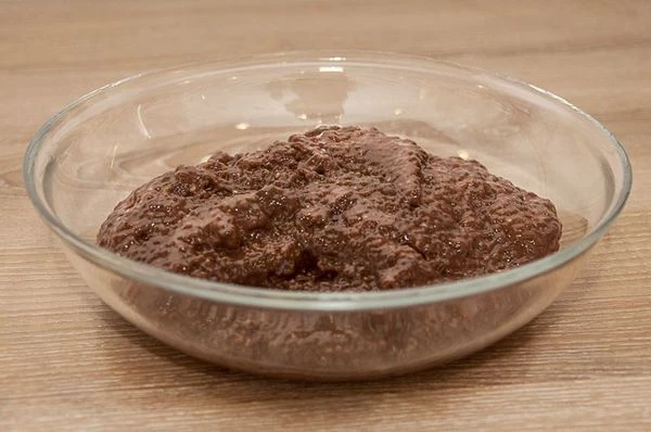 Смешайте в средней миске все ингредиенты. Поставьте в холодильник на 8 часов, чтобы хорошо пропитались семена Чиа.