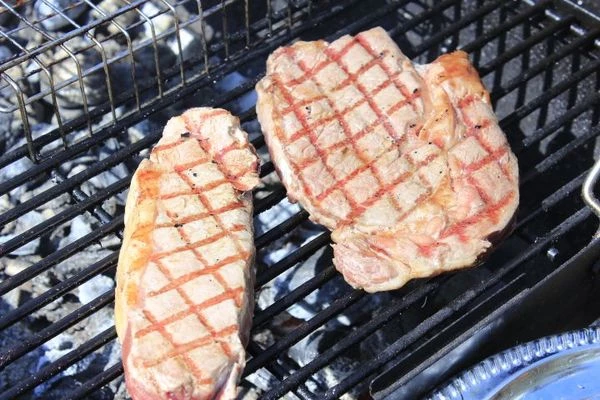 Охлажденный стейк вынуть из вакуумной упаковки, дать "подышать" при комнатной температуре 30-40 минут, обсушить бумажным полотенцем. (Если Вы нарезаете стейки из большого куска толстого края, то толщина должна быть не менее 2,5см, чтобы достигнуть нужной прожарки). Смазать стейк оливковым маслом. Оставить на 5 минут. Обжарить мясо на раскаленном гриле примерно по 3 минуты с каждой стороны. Снять готовое мясо на тарелку, посолить, дать "отдохнуть" 5-7 минут. 