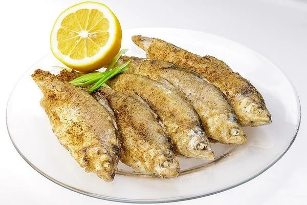 Рыбу разморозить естественным способом на нижней полке холодильника. Очистить от чешуи, выпотрошить внутренности. Промыть под холодной водой, обсушить бумажным полотенцем.