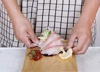 Поверх овощей положите кусочки рыбы, смазанные васаби.