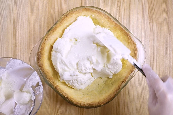 Готовый крем залить в песочную основу. Убрать в холодильник на 20 минут. 