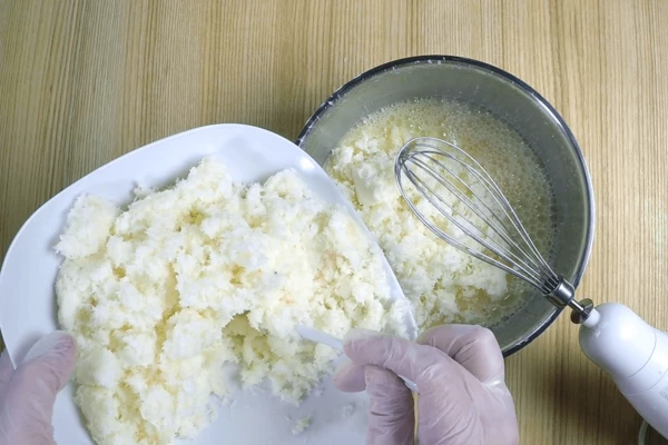 Затем добавить кокосовую массу, хорошо перемешать.