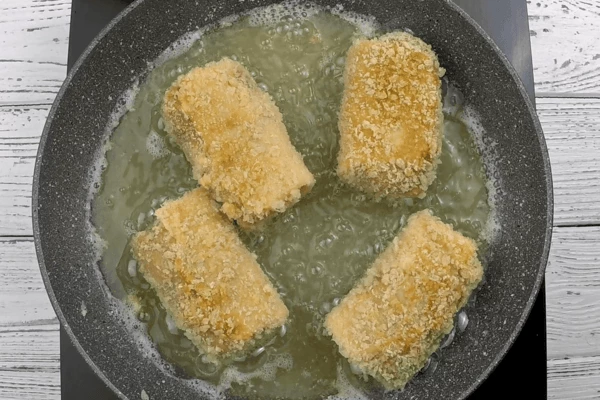  Обжарить на хорошо разогретой с растительным маслом сковороде до золотистого цвета. Переложить готовые блинчики на бумажное полотенце, чтобы стекло лишнее масло. 