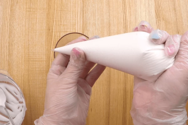 Готовый айсинг перекладываем в кондитерские мешки или сложенный из пергамента корнетик, затем включаем фантазию и рисуем.