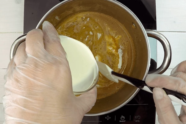 Перелить креветочный суп в чистую кастрюлю, добавить сливки, проварить минут 15. 