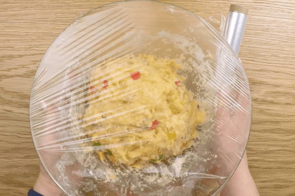 Еще раз хорошо вымесить тесто, добавив немного растительного масла, и оставить еще на 1 час для подъема.