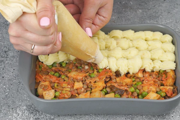 В форму для запекания выложить начинку, сверху закрыть ароматным картофельным пюре. Поставить в разогретую до 210С духовку на 15-20 минут.