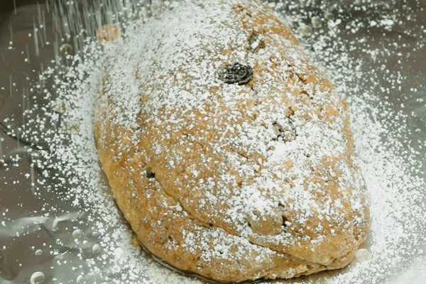 Посыпать сахарной пудрой.