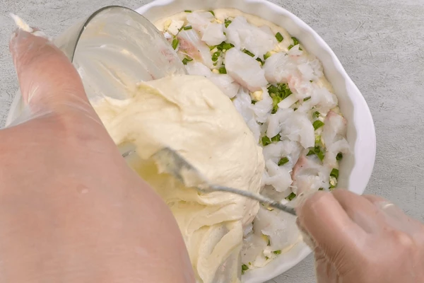 Залить оставшимся тестом.