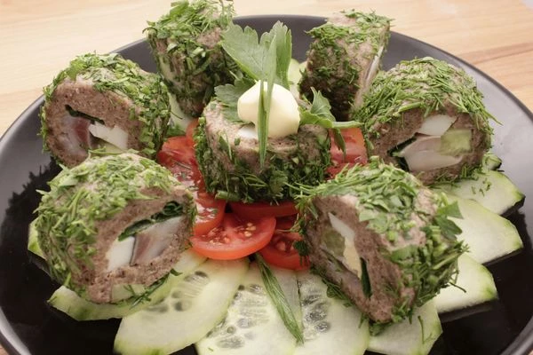 Выложите на украшенную свежими овощами тарелку.