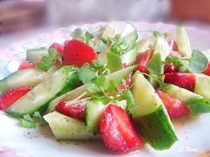 Салат Качамбер с клубникой и огурцом