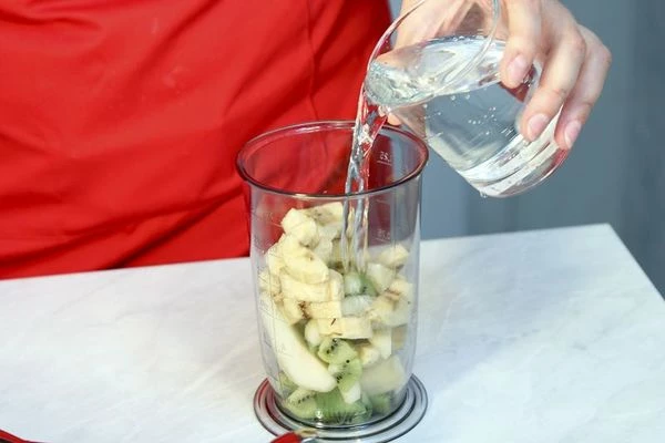 Взбейте в блендере киви, банан, грушу, петрушку, воду, сок лайма  до однородной консистенции.