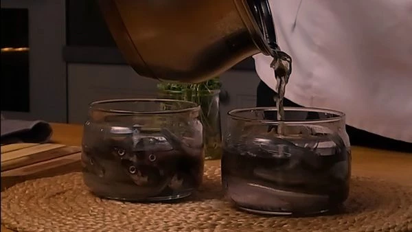 Залить корюшку рассолом, плотно закрыть банку крышкой, убрать в холодильник на сутки. 