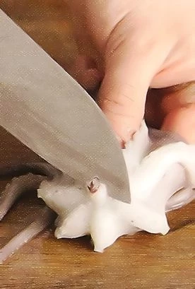 Чеснок и кинзу измельчите. Перец чили мелко нарежьте, удалив семена. Смешайте в миске оливковое масло, чеснок, кинзу, перец и лимонный сок. Положите в маринад осьминогов, перемешайте, накройте и поставьте в холодильник на 4 часа.