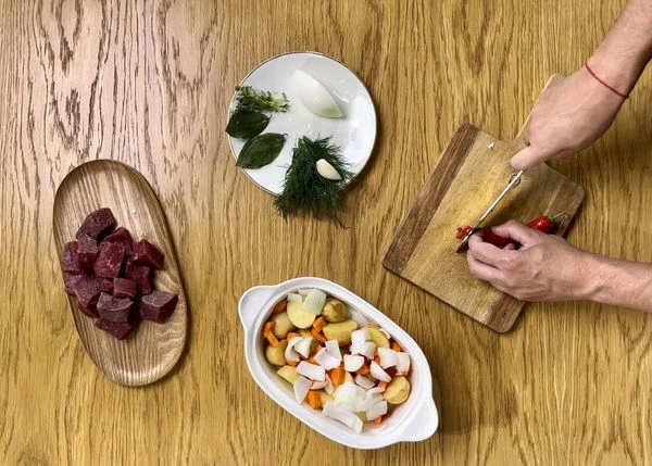 Перец чили нарезать кольцами.