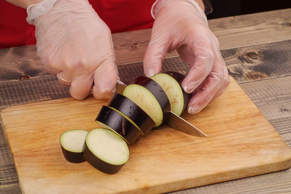 Баклажаны нарезать кружочками толщиной ~1-1,5 см. Посолить, оставить на 15-20 минут. 