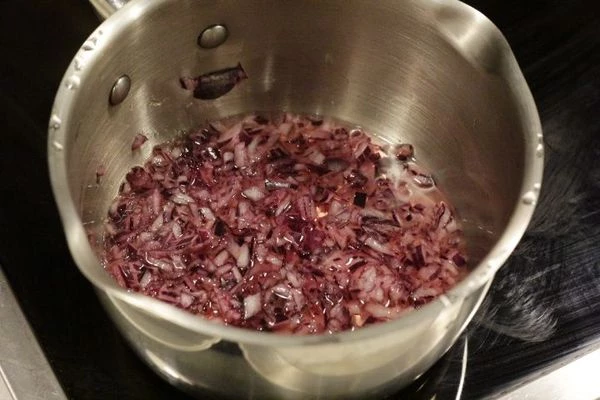 Лук мелко нарезать, добавить вино и уксус, выпарить на 2/3. Густоту можно регулировать: если лук выделил много жидкости, то выпаривать дольше по времени.