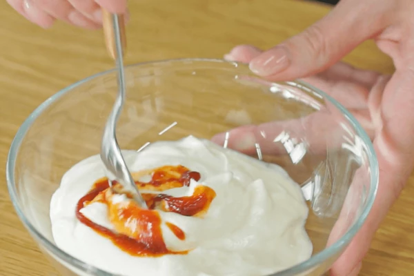 Для соуса смешать сметану, греческий йогурт и кимчи.