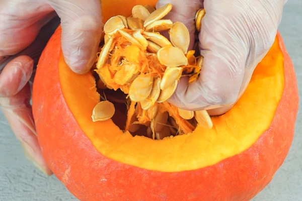 У тыквы срезать крышечку, удалить семена.