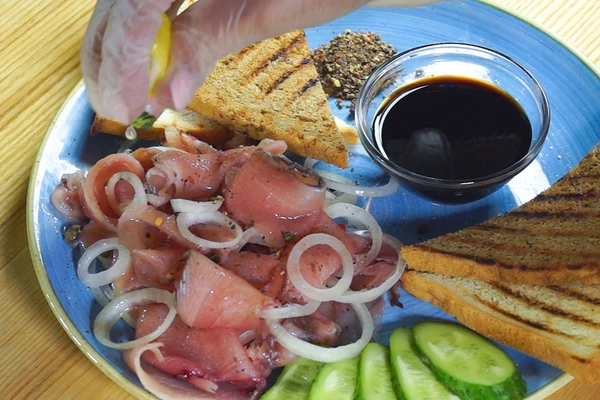 Выложите слоями лук и филе рыбы. Соль и перец можно подать отдельно или присыпав кусочки рыбы по вкусу. Сбрызните рыбу соком лимона, посолите, поперчите, перемешайте. 