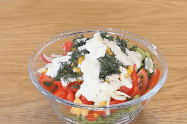 Заправить салат сметанным соусом, хорошо перемешать.