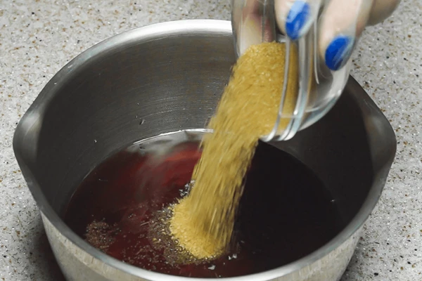 Затем добавить сахар коричневый и соевый соус, прогреть до закипания.