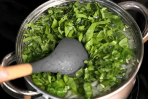 Затем добавить зелень и снять с огня. Щавель и шпинат быстро меняют свой цвет при термической обработке, поэтому их добавляют в конце приготовления.