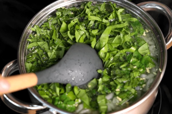 Затем добавить зелень и снять с огня. Щавель и шпинат быстро меняют свой цвет при термической обработке, поэтому их добавляют в конце приготовления.