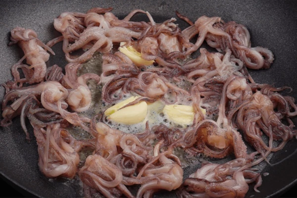 Щупальца пожарить на отдельной сковороде на сливочном масле с чесноком.