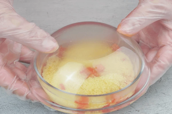 Накрыть крышкой и дать настояться 15-20 минут.
