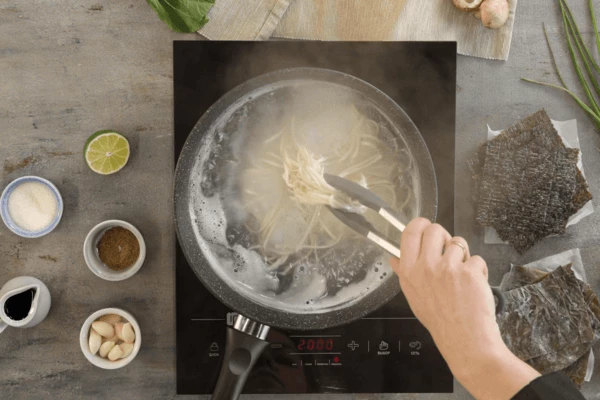 Лапшу отварить в подсоленной воде.