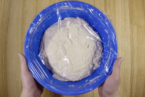 Накрыть пищевой пленкой, оставить для подъема в теплом месте примерно на 1,5 часа.