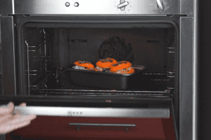 Поставить в разогретую до 180С духовку на 15-20 минут.