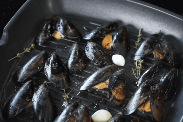 Мидии обжарить на гриле с добавлением масла, тимьяна и чеснока.
