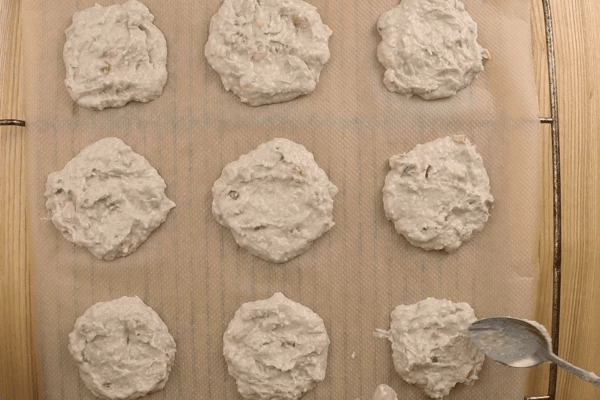 На противень, застеленный пергаментом, выложить ложкой тесто в виде пряников. Поставить в разогретую до 180С духовку на 15-20 минут. (в зависимости от мощности вашей духовки). 