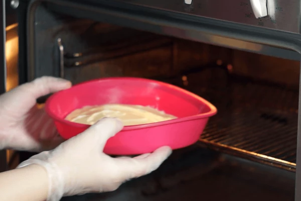  Поставить коржи выпекаться в разогретую до 180С духовку примерно на 30 минут. Готовность бисквита проверить деревянной зубочисткой.