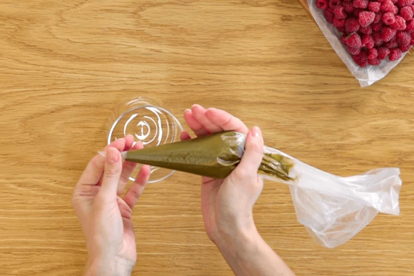 Фисташковую пасту переложить в кондитерский мешок.