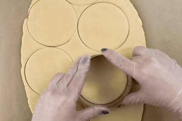 Раскатать тесто толщиной 6-7мм, с помощью формочки вырезать "колечки".