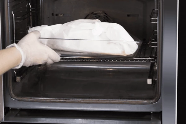 Поставить в разогретую до 200С духовку на 15-20 минут.