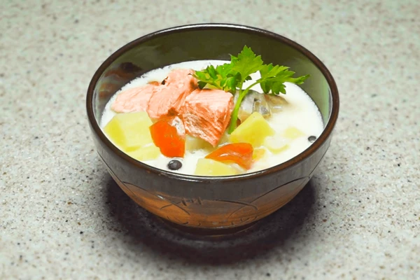 Готовый суп украсить зеленью.