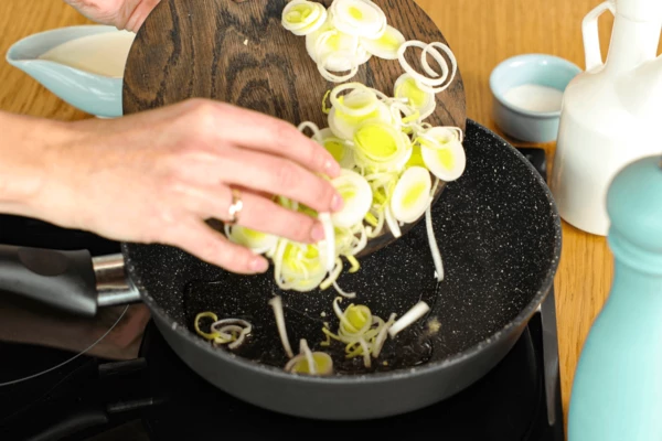 В сковороду налить немного масла, обжарить порей, посолить, поперчить.