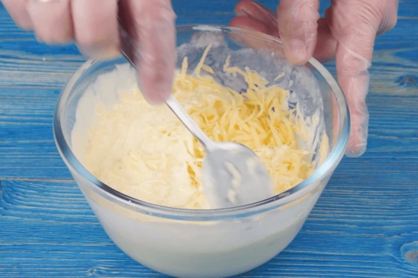 Затем добавить натертый крупно сыр.